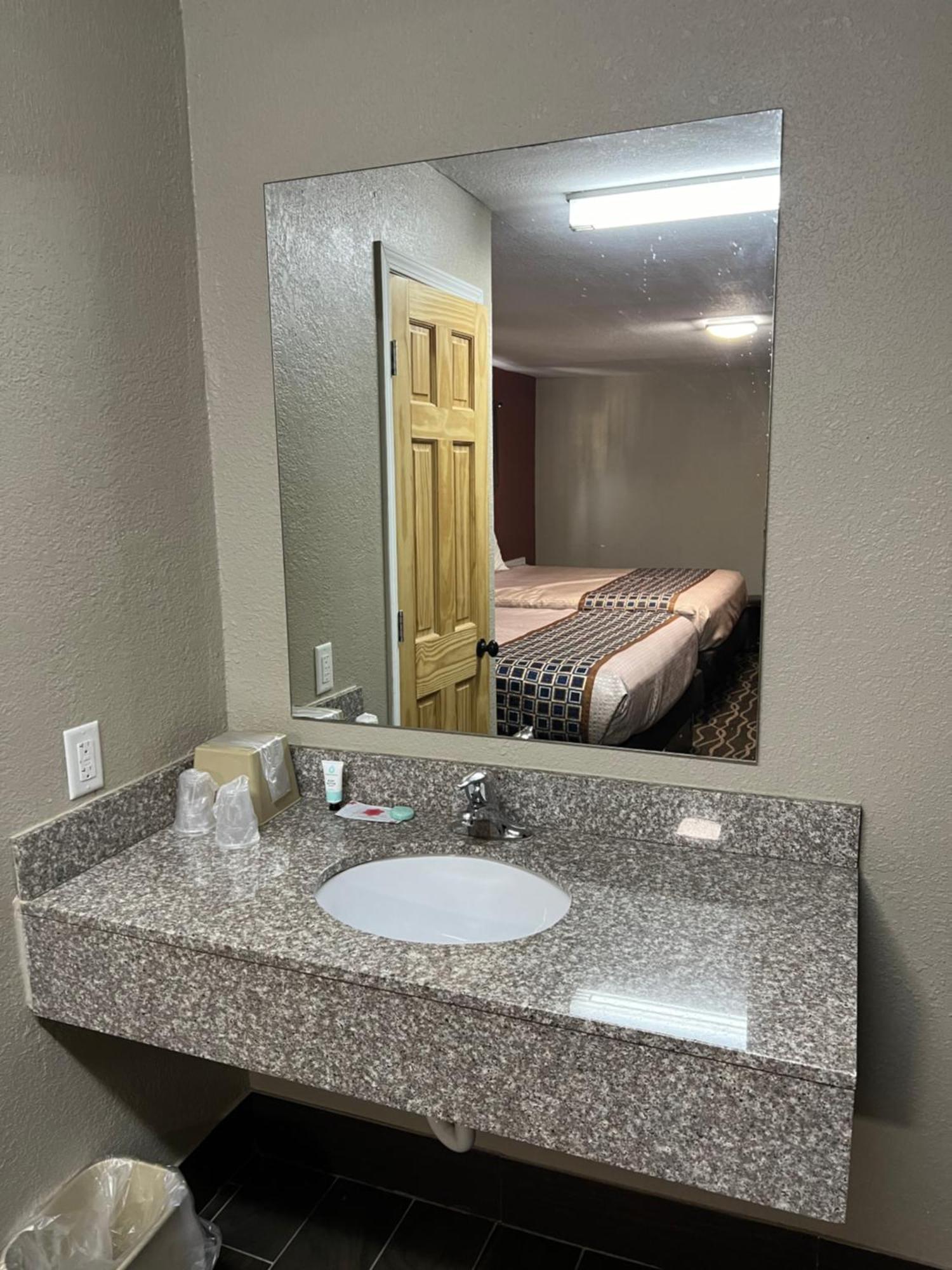 Westbridge Inn And Suites Centerville Екстериор снимка